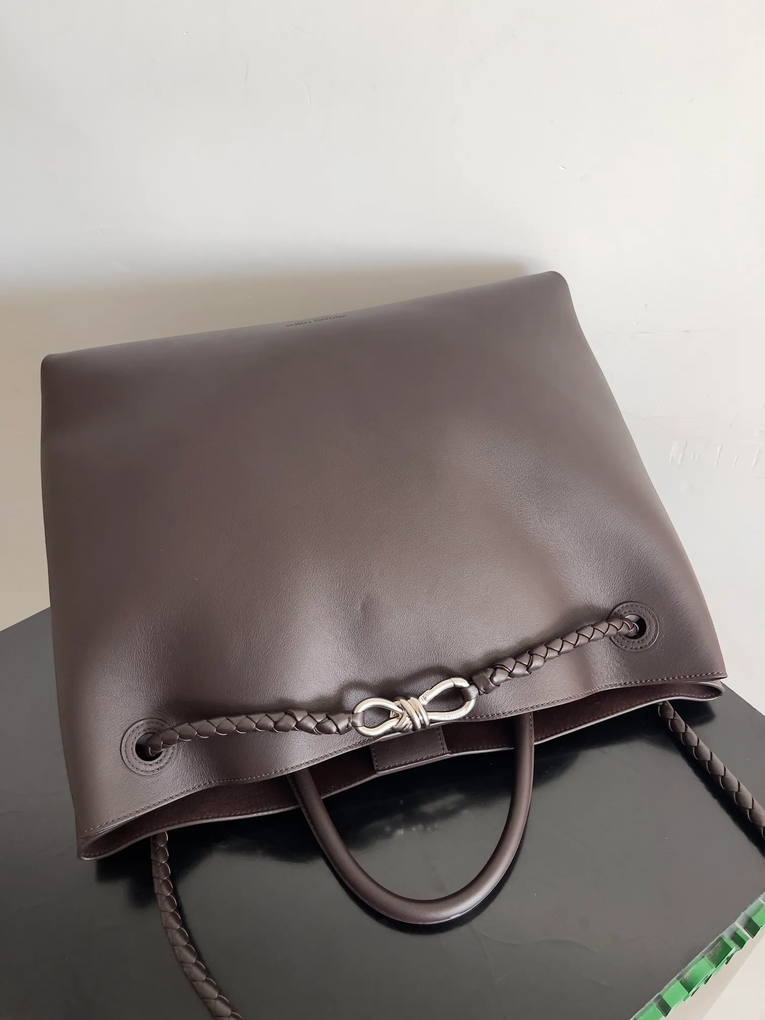 Batch 2960 BV The all-leather Andiamo is new, a very casual splayed buckle bag, which also means that its weight is very light, which greatly reduces our burden when going out for shopping. It can be carried cross-body, hand-held, or carried under the armpit. Taking into account the different backpacking habits of people, the simple design brings us more inspiration. Matched with various keychains and dolls, it will become the finishing touch in the outfit. Medieval style and modern style can also be perfectly blended🫧🫧 Style number: 806010 Size: 42*35*18cm